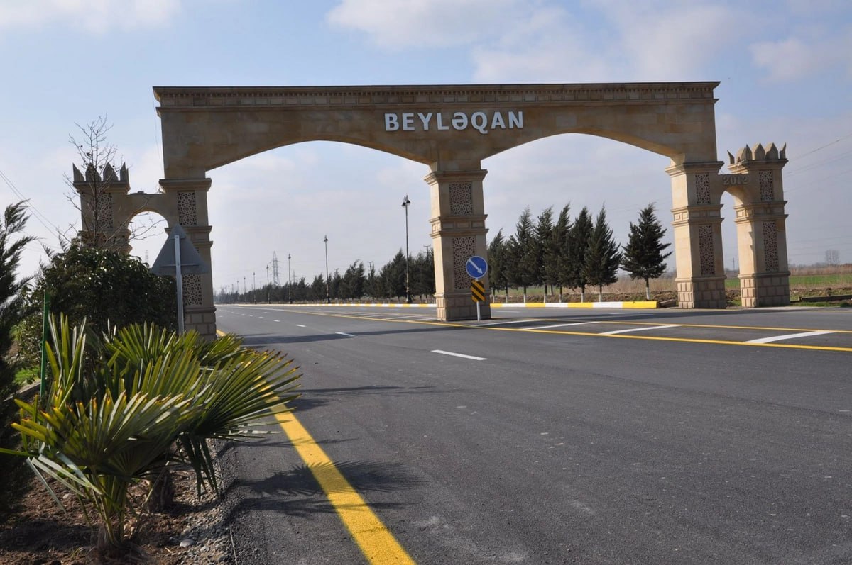 Beyləqanda "Niva" traktora çırpıldı: Yaralanan var Beyləqanda "Niva" traktora çırpıldı: Yaralanan var