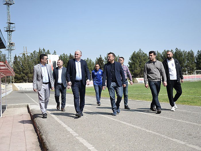 AFFA rəsmiləri Yevlax stadionu ilə tanış olub – FOTOLAR AFFA rəsmiləri Yevlax stadionu ilə tanış olub – FOTOLAR