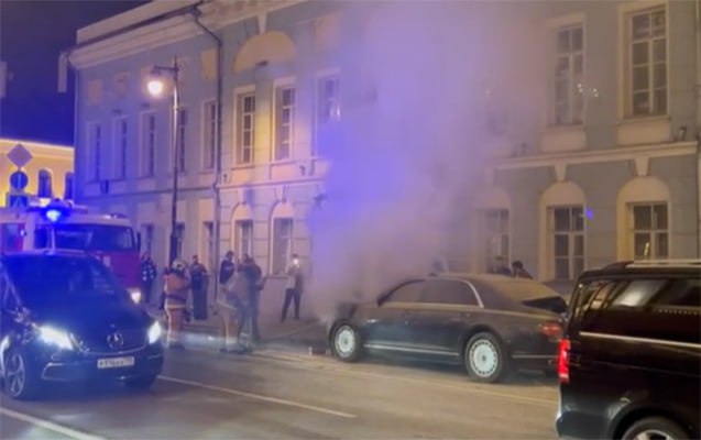 Putinin İnzibati İdarəsinə məxsus lüks maşın yandı - VİDEO Putinin İnzibati İdarəsinə məxsus lüks maşın yandı - VİDEO