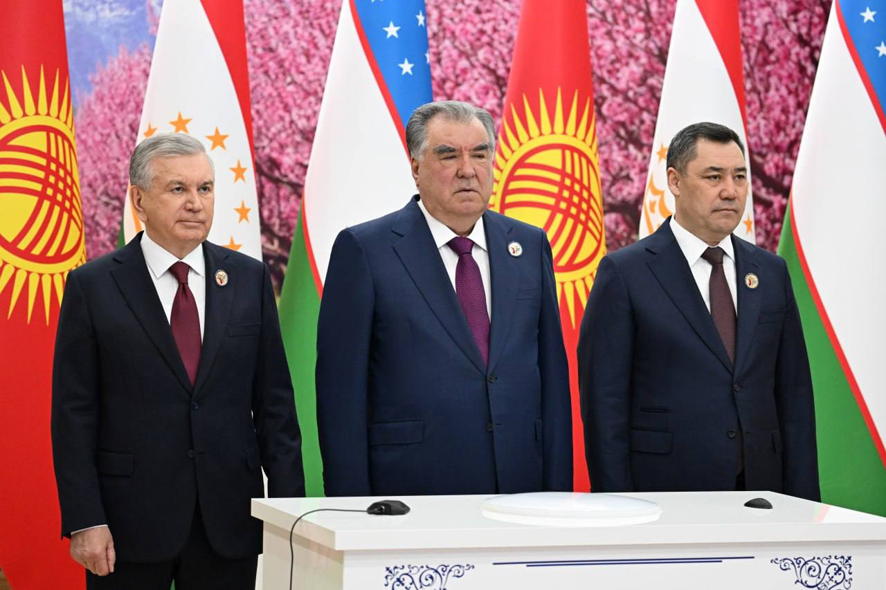 Özbəkistan, Tacikistan və Qırğızıstan prezidentləri dostluq stelasını açıblar - FOTO