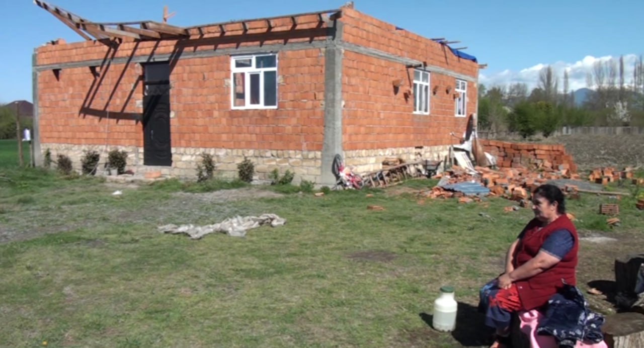 Qaxda altı nəfərlik ailə evsiz QALDI - FOTO