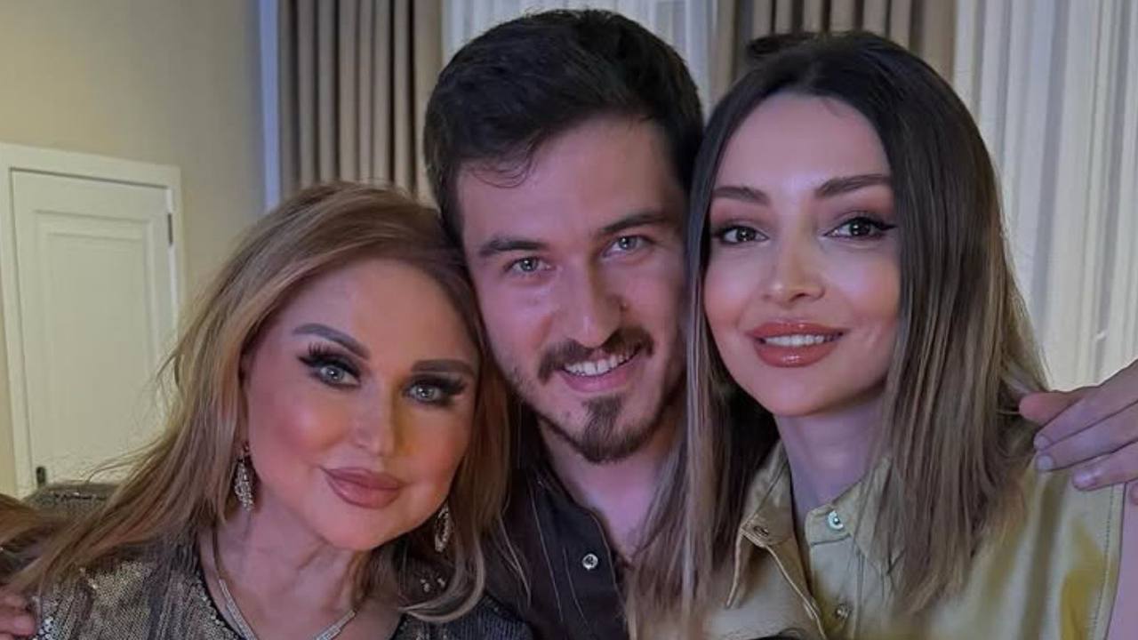 Mələkxanım Eyubova oğlu və gəlini ilə - FOTO Mələkxanım Eyubova oğlu və gəlini ilə - FOTO
