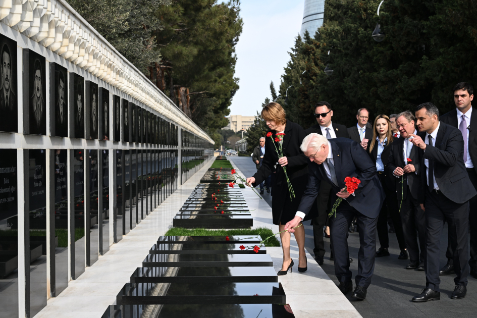 Almaniya Prezidenti Şəhidlər xiyabanını ziyarət edib - FOTO Almaniya Prezidenti Şəhidlər xiyabanını ziyarət edib - FOTO