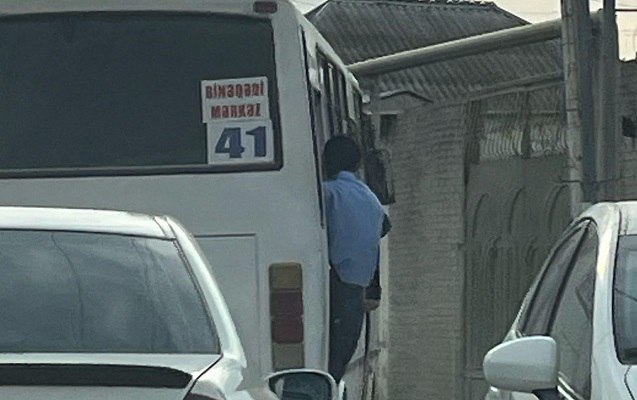 41 saylı avtobusda RƏZALƏT: Sərnişinlər qapıdan asılı vəziyyətdə daşınır - VİDEO