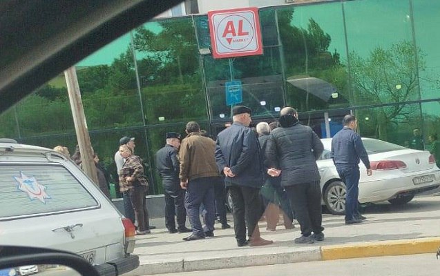 Sumqayıtda avtomobil marketə çırpıldı – FOTO Sumqayıtda avtomobil marketə çırpıldı – FOTO