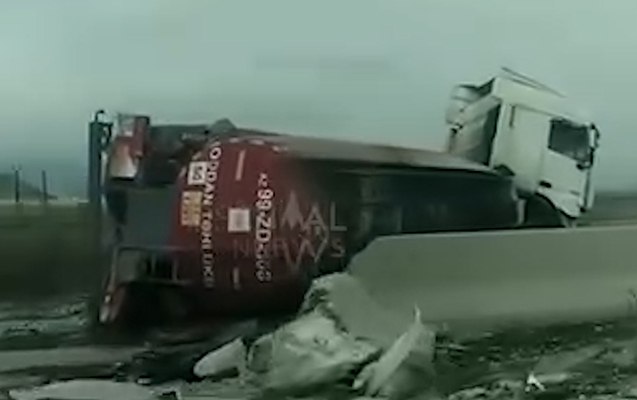Siyəzəndə yanacaq daşıyan yük avtomobili aşdı - YOL BAĞLANDI -FOTO/VİDEO Siyəzəndə yanacaq daşıyan yük avtomobili aşdı - YOL BAĞLANDI -FOTO/VİDEO