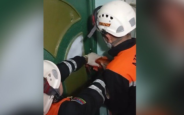 Bağlı qapı arxasında qalan uşaq belə xilas olundu – VİDEO Bağlı qapı arxasında qalan uşaq belə xilas olundu – VİDEO