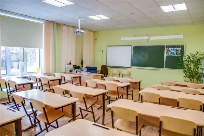 Müəllim övladını bıçaqlamaq istəyən ananın qarşısını alarkən YARALANDI