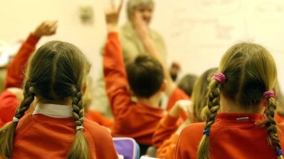 Britaniya xeyriyyəçiləri Ukraynada uşaqlarla işləmək üçün pedofili İŞƏ GÖTÜRÜBLƏR