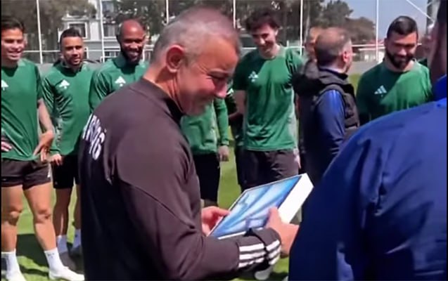 Futbolçuları Qurban Qurbanova yeni planşet aldı - VİDEO Futbolçuları Qurban Qurbanova yeni planşet aldı - VİDEO