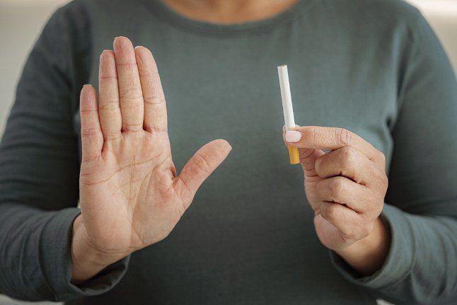 Siqaret çəkdiyinə görə oğlunu döyən ataya HÖKM OXUNDU