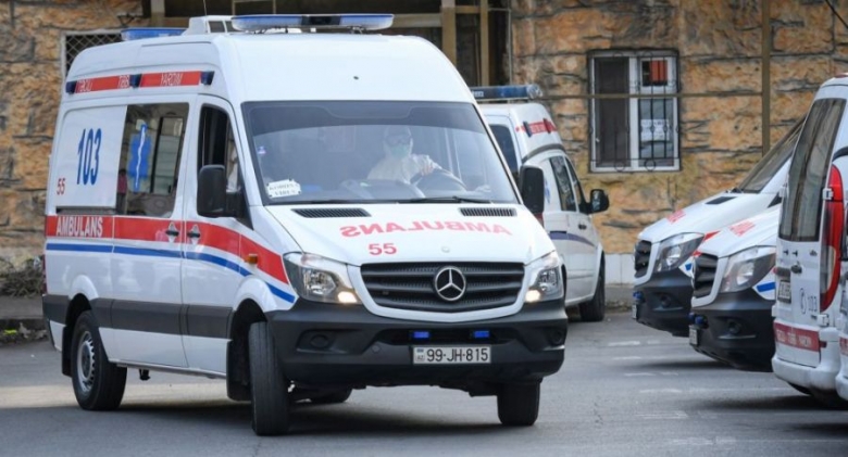 Azərbaycanda çağırışa gedən həkim bıçaqlandı