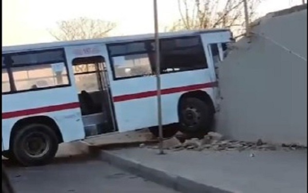 Sərnişin avtobusu hasara çırpıldı – VİDEO Sərnişin avtobusu hasara çırpıldı – VİDEO