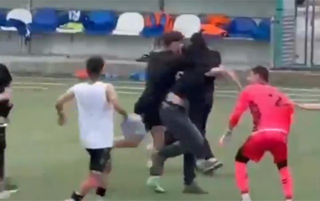 Azarkeş meydana girib futbolçunu bıçaqladı –ANBAAN VİDEO Azarkeş meydana girib futbolçunu bıçaqladı –ANBAAN VİDEO