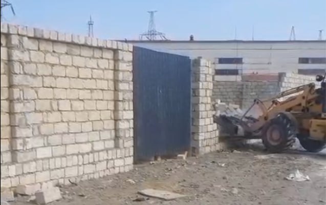 Sumqayıtda qanunsuz tikilən hasar söküldü - VİDEO Sumqayıtda qanunsuz tikilən hasar söküldü - VİDEO