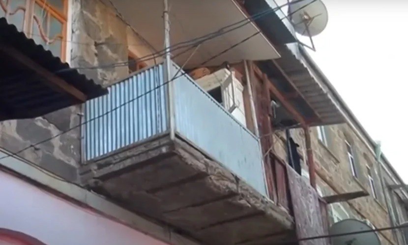 Bu binadan VAHİMƏLİ səslər gəlir – Sakinlər QORXU İÇİNDƏ – VİDEO Bu binadan VAHİMƏLİ səslər gəlir – Sakinlər QORXU İÇİNDƏ – VİDEO
