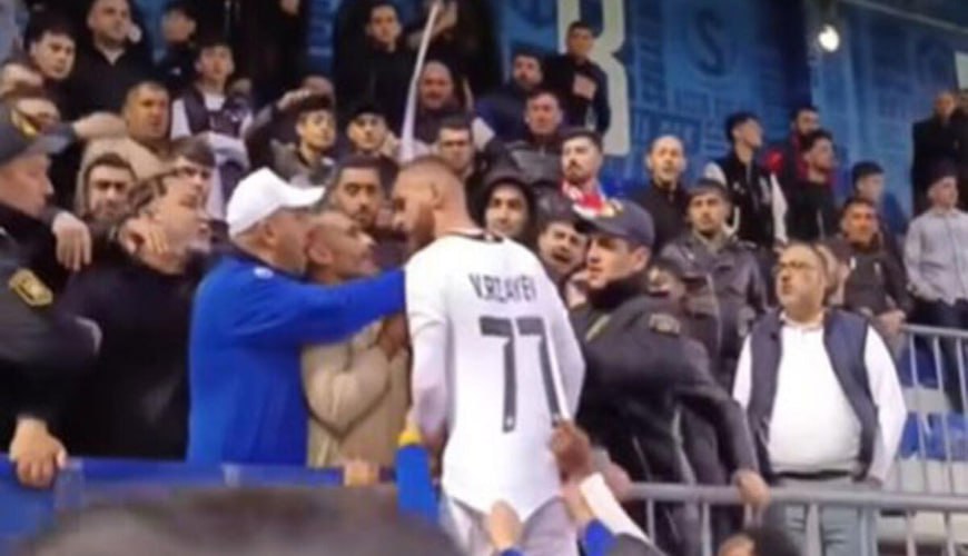 Azarkeşi vurmaq istəyən “Turan Tovuz”un futbolçusu CƏZALANDIRILDI - VİDEO Azarkeşi vurmaq istəyən “Turan Tovuz”un futbolçusu CƏZALANDIRILDI - VİDEO