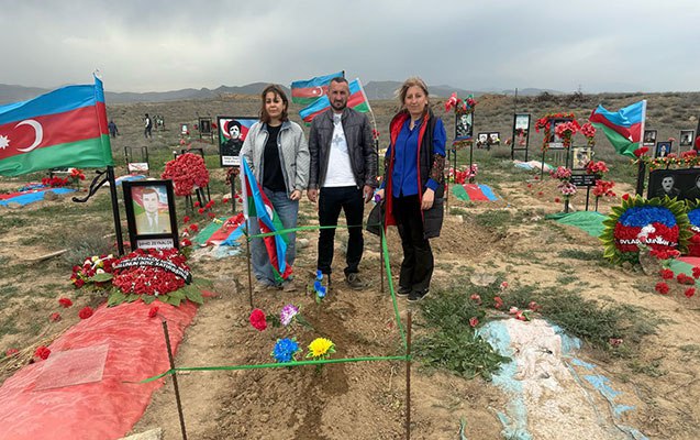 Vüqar Nadirov atasının məzarını tapdı – FOTO Vüqar Nadirov atasının məzarını tapdı – FOTO