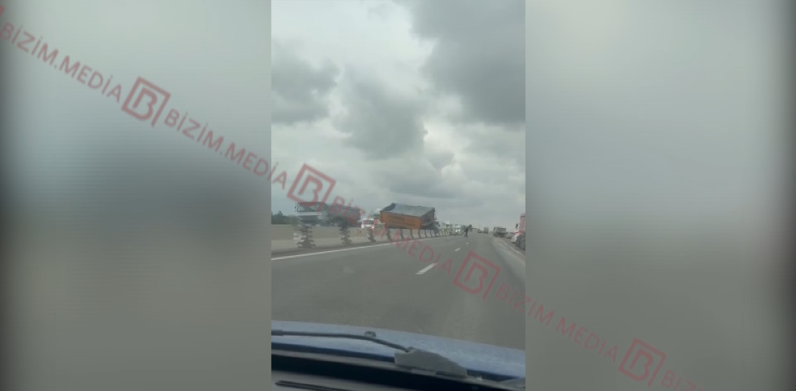 Bakı Quba yolunda AĞIR QƏZA – Yük avtomobilləri radar dirəyini aşırıb -FOTO/VİDEO