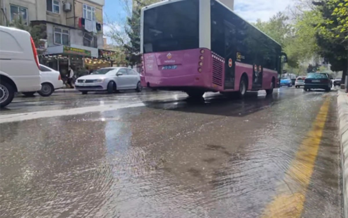 "Memar Əcəmi" metro stansiyasının yaxınlığını SU BASIB - VİDEO "Memar Əcəmi" metro stansiyasının yaxınlığını SU BASIB - VİDEO