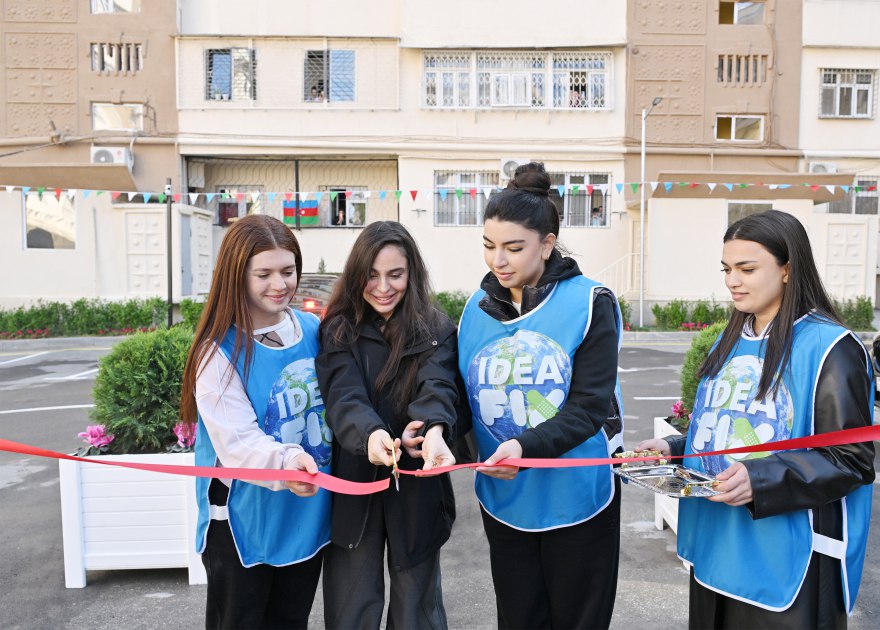 Leyla Əliyevanın iştirakı ilə növbəti həyət abadlaşdırılaraq sakinlərin istifadəsinə verildi - FOTO Leyla Əliyevanın iştirakı ilə növbəti həyət abadlaşdırılaraq sakinlərin istifadəsinə verildi - FOTO