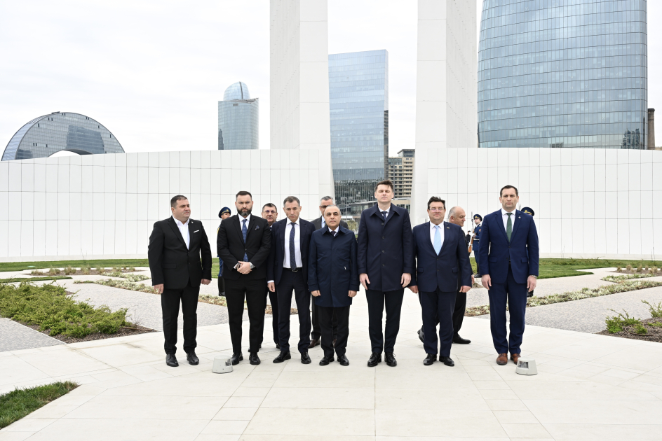 Rumıniya Senatının sədri Bakıda Zəfər parkını ziyarət etdi – FOTO