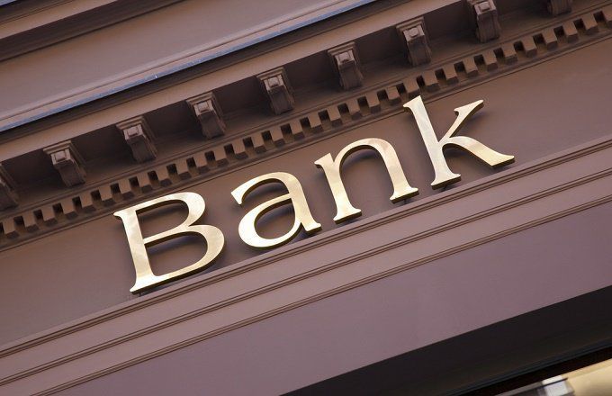 Əhali bu bankdan əmanətlərini geri çəkir