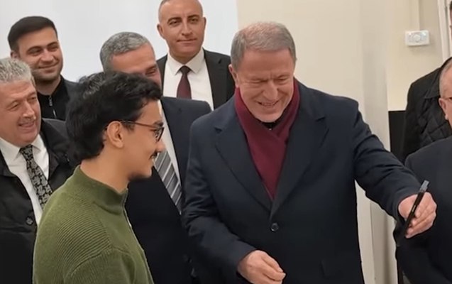 Hulusi Akarın Qarabağ Universitetinin tələbəsi ilə səmimi söhbəti – VİDEO Hulusi Akarın Qarabağ Universitetinin tələbəsi ilə səmimi söhbəti – VİDEO