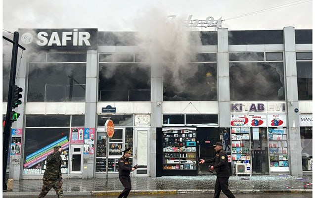 Sumqayıtda ticarət mərkəzi yanır - FOTO Sumqayıtda ticarət mərkəzi yanır - FOTO