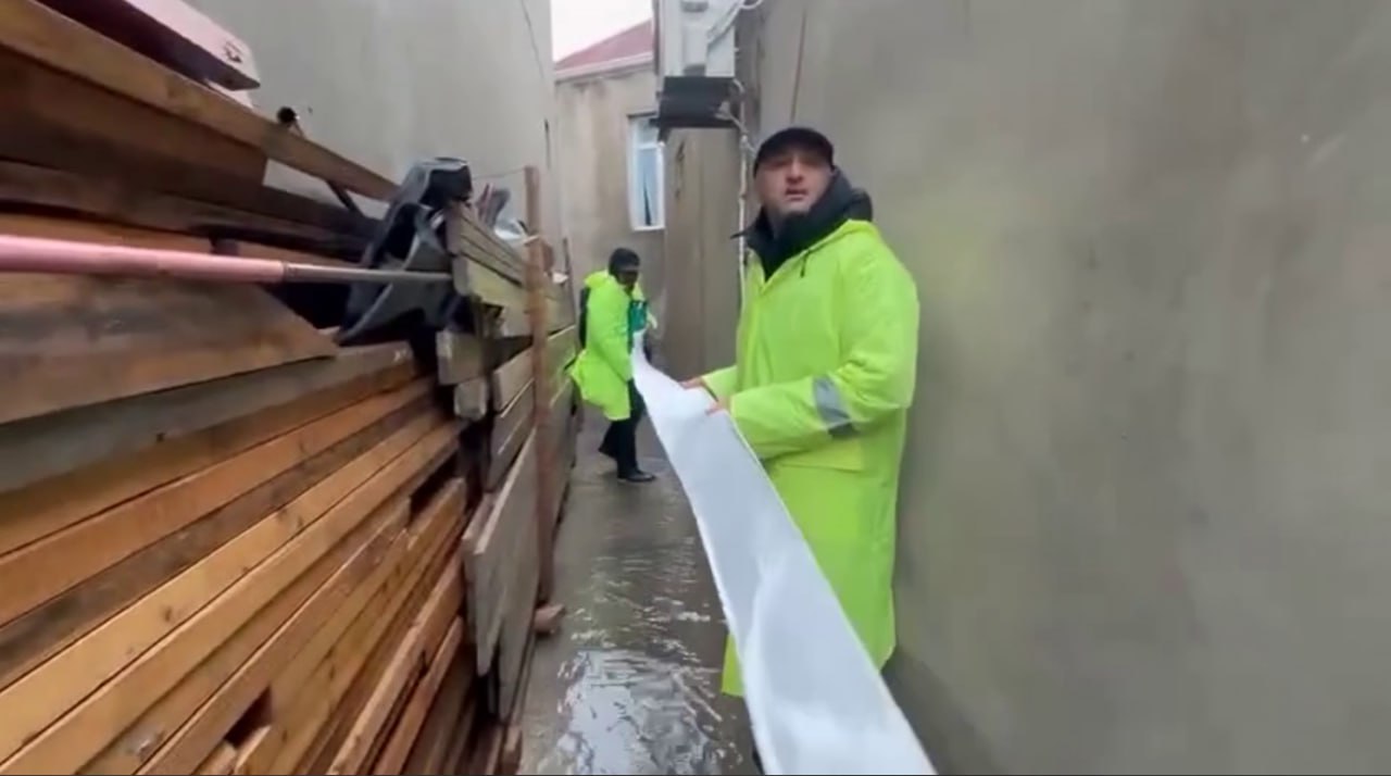 Evlərin yağış sularından təmizlənməsinə polislər də YARDIM EDİR – FOTO/VİDEO Evlərin yağış sularından təmizlənməsinə polislər də YARDIM EDİR – FOTO/VİDEO