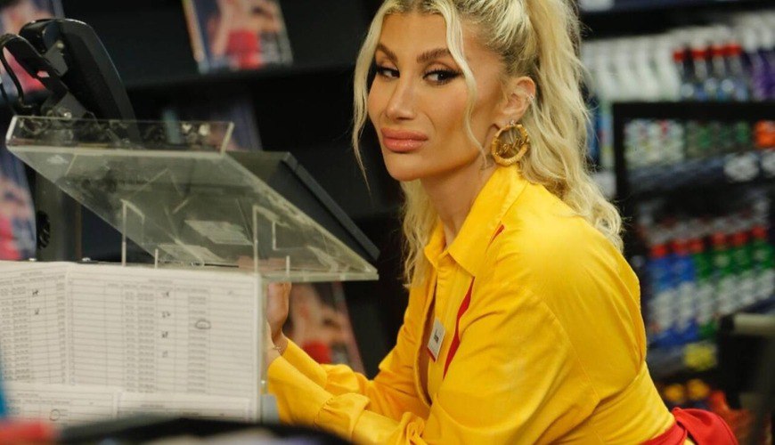 "Enerjimə yaşıdlarım çata bilmir, gənc oğlanları bəyənirəm" "Enerjimə yaşıdlarım çata bilmir, gənc oğlanları bəyənirəm"