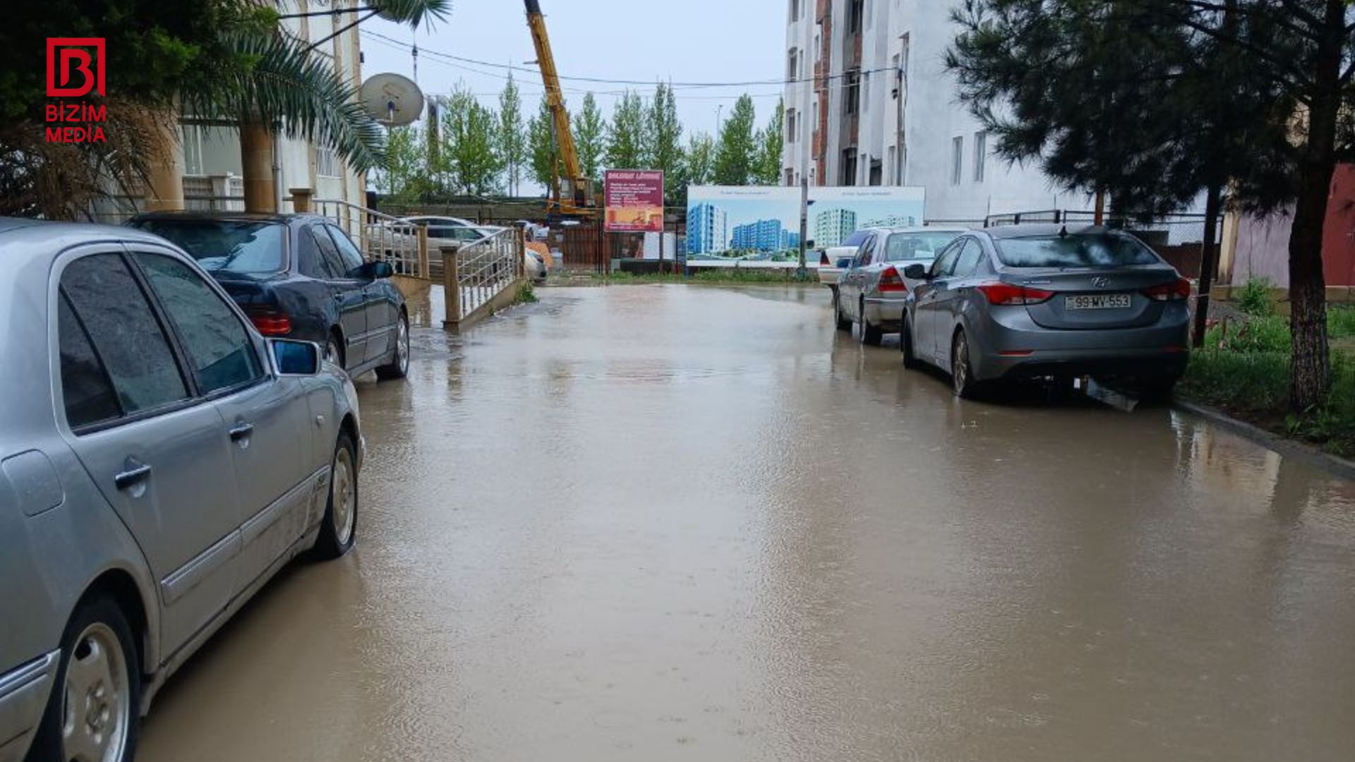 Yevlaxda yaşayış binalarının həyəti su ilə DOLUB – VİDEO