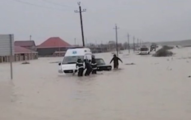 Təcili yardım maşını da suda batdı – FOTO/VİDEO
