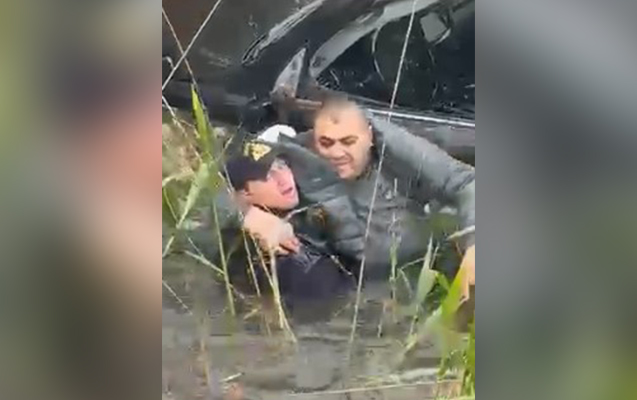 Polis suya düşən sürücünü belə xilas etdi – VİDEO Polis suya düşən sürücünü belə xilas etdi – VİDEO