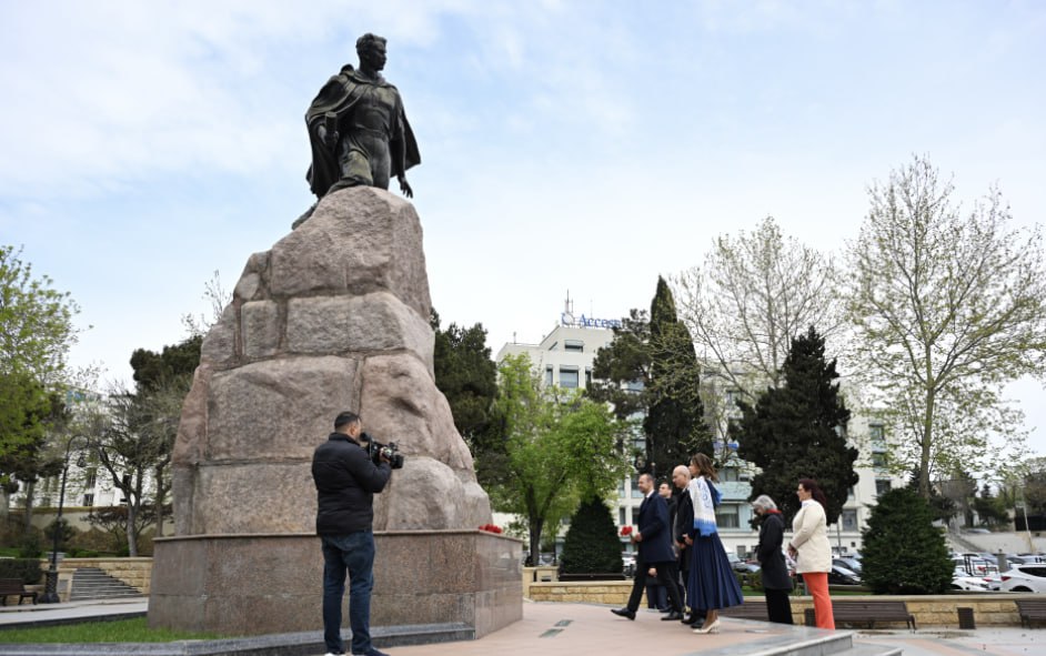 Sloveniya Baş nazirinin müavini Bakıda Mehdi Hüseynzadənin abidəsini ziyarət etdi - FOTO Sloveniya Baş nazirinin müavini Bakıda Mehdi Hüseynzadənin abidəsini ziyarət etdi - FOTO