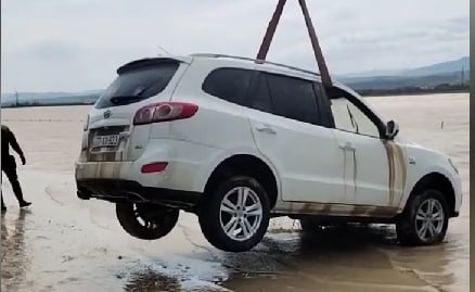 Ödənişli yolda suda batan maşının çıxarılma anı – VİDEO