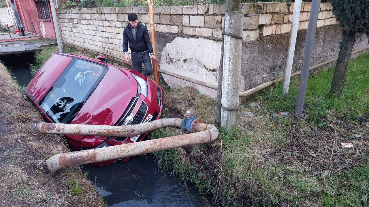 Lənkəranda avtomobil kanala düşdü, qadın sürücü xəsarət aldı - FOTO