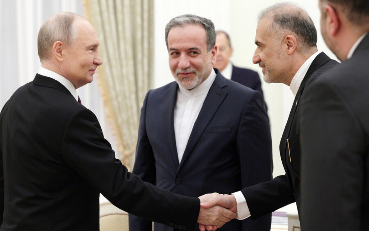 Putin Kremldə Abbas Əraqçini qəbul etdi - VİDEO Putin Kremldə Abbas Əraqçini qəbul etdi - VİDEO