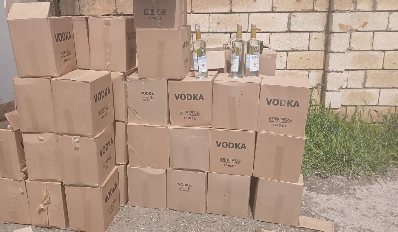 Topdansatış mağazasında saxta spirtli içkilər AŞKARLANDI - FOTO Topdansatış mağazasında saxta spirtli içkilər AŞKARLANDI - FOTO