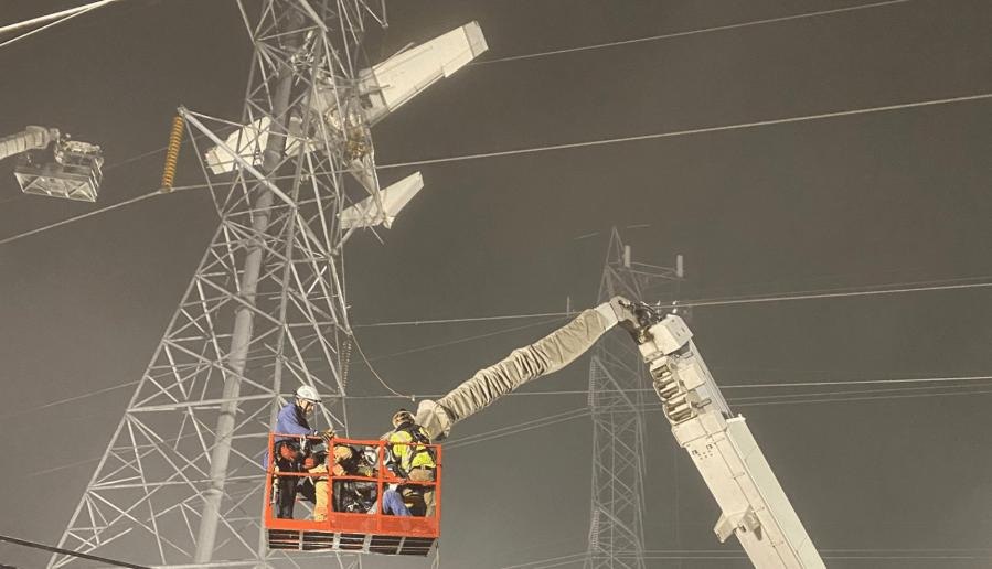 ABŞ-da təyyarə elektrik xəttinə dəydi: 4 ölü var ABŞ-da təyyarə elektrik xəttinə dəydi: 4 ölü var