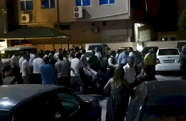 Bakıda şadlıq sarayında KÜTLƏVİ DAVA: Polis müdaxilə ETDİ - VİDEO Bakıda şadlıq sarayında KÜTLƏVİ DAVA: Polis müdaxilə ETDİ - VİDEO