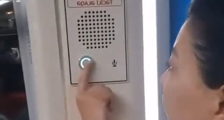 Qadının metroda etdiyi hərəkət müzakirələrə səbəb oldu - VİDEO Qadının metroda etdiyi hərəkət müzakirələrə səbəb oldu - VİDEO