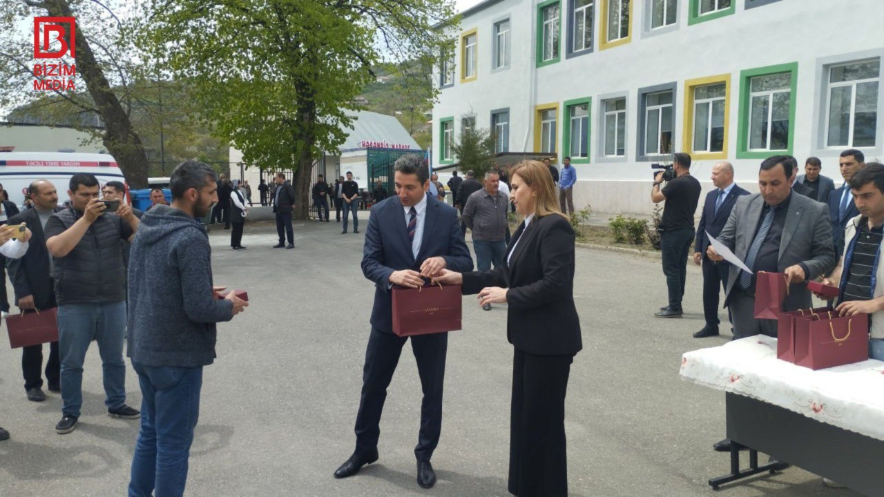 Həsənriz kəndinə köçənlərə evlərin açarları təqdim edildi – FOTO Həsənriz kəndinə köçənlərə evlərin açarları təqdim edildi – FOTO