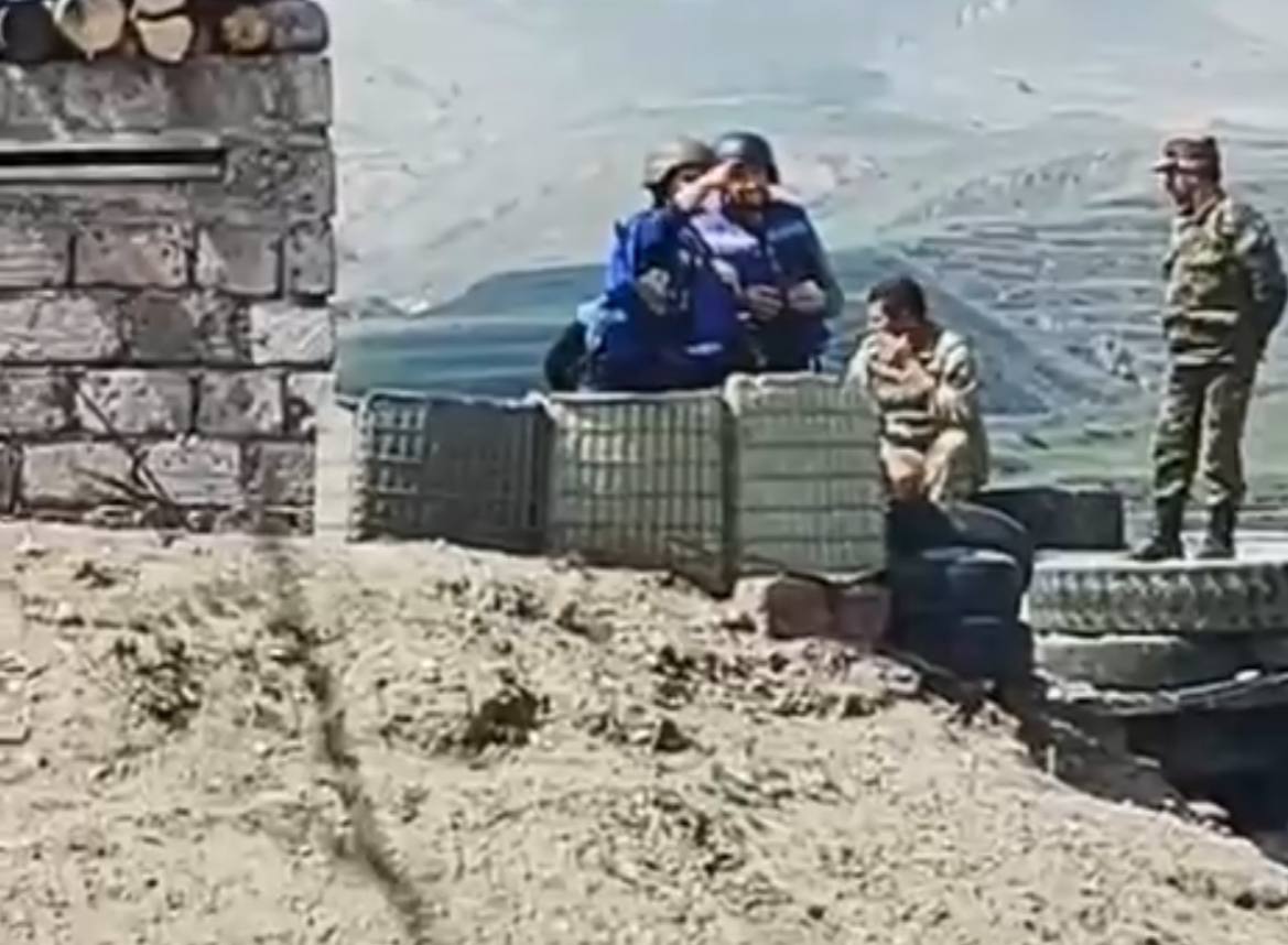 Aİ "müşahidəçilər"i sərhədimizdə kəşfiyyatçılığa davam edirlər – VİDEO Aİ "müşahidəçilər"i sərhədimizdə kəşfiyyatçılığa davam edirlər – VİDEO