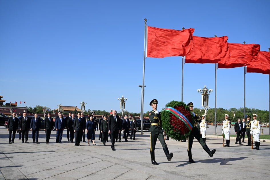 Prezident Pekində Xalq Qəhrəmanları Abidəsini ziyarət etdi - FOTO