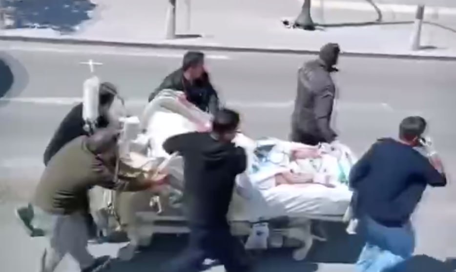 Zəlzələ zamanı xəstəni belə təxliyə etdilər – VİDEO Zəlzələ zamanı xəstəni belə təxliyə etdilər – VİDEO