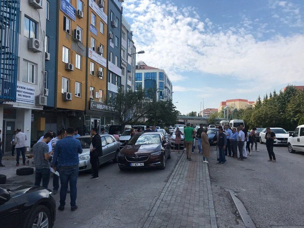 İstanbulda zəlzələ zamanı 151 nəfər özünü binadan atıb - VİDEO İstanbulda zəlzələ zamanı 151 nəfər özünü binadan atıb - VİDEO