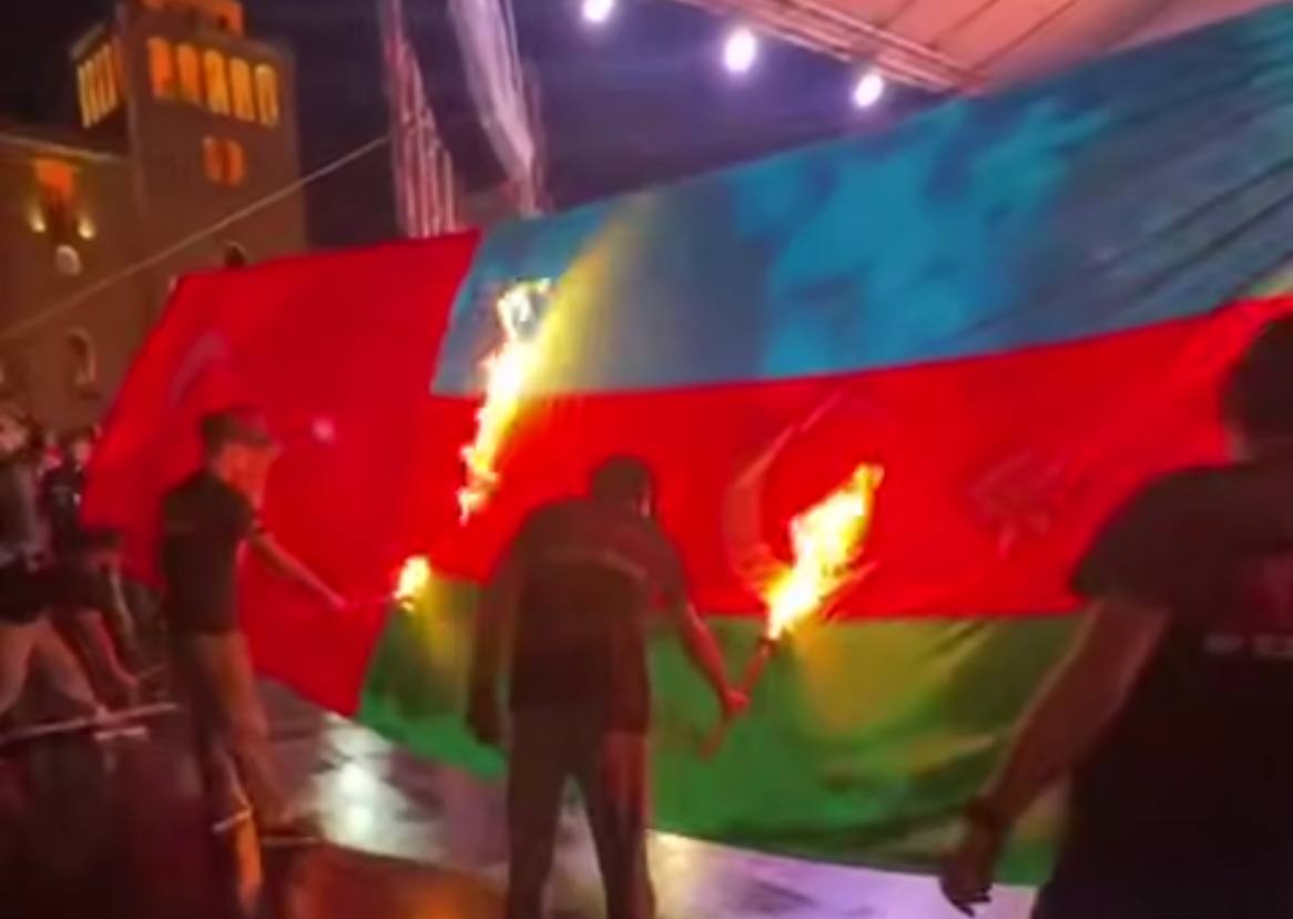Ermənilərdən növbəti VANDALİZM: Ölkəmizin və Türkiyənin bayraqları yandırıldı - VİDEO