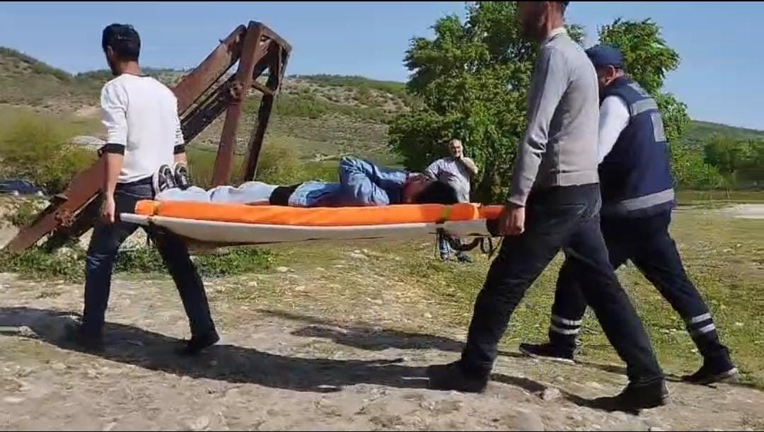 Qubada ambulansın yanına xərəklə daşınan məktəbli ZƏHƏRLƏNİBMİŞ – TƏFƏRRÜAT-FOTO/VİDEO