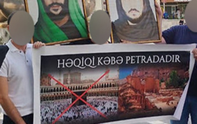 “28 Mall”un qarşısında plakat açan təriqət üzvləri həbs edildi – FOTO/VİDEO